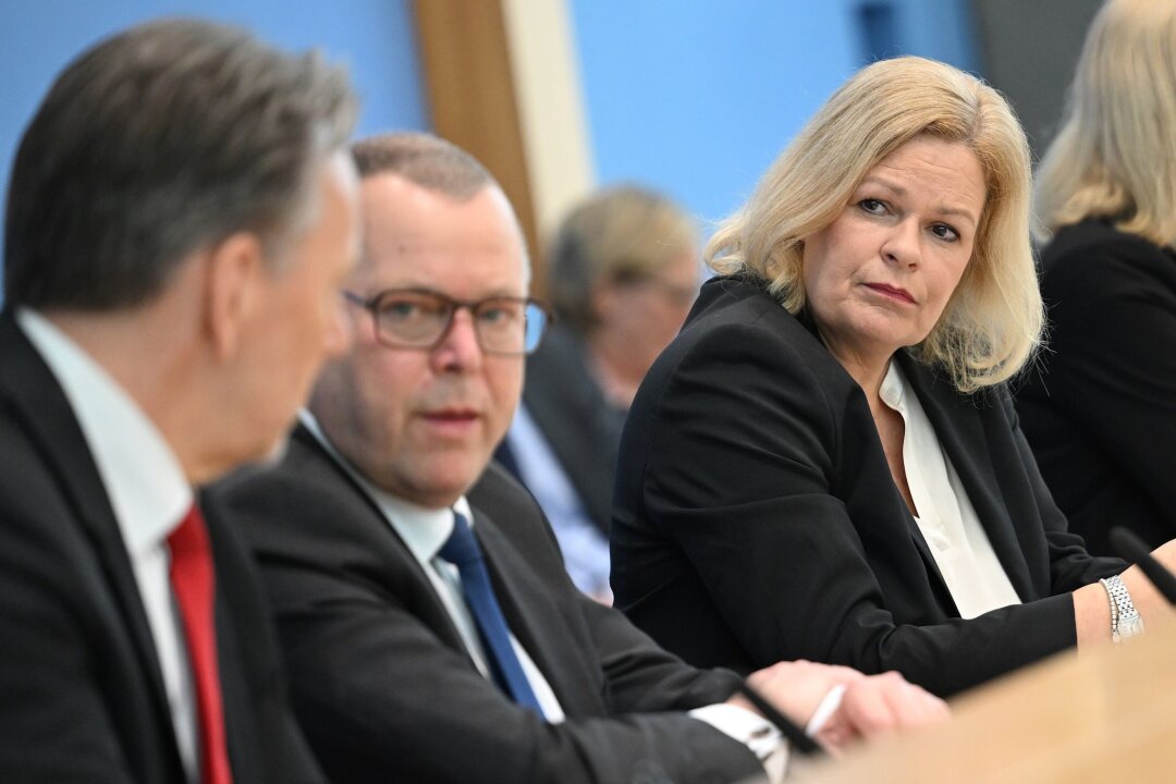 Innenminister beraten über Konsequenzen aus Angriff - Nancy Faeser (SPD, r) Bundesministerin des Innern und Heimat, Michael Stübgen (M), Vorsitzender der Innenministerkonferenz.