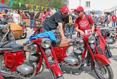 Jawas rollten auf Rodewischer Schloßinsel - Fachsimpeln zum Motorrad-Treffen ist Programm. Foto: Thomas Voigt
