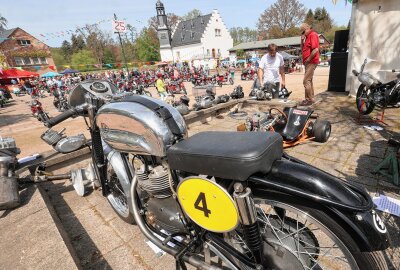 Jawas rollten auf Rodewischer Schloßinsel - Tschechische Motorradfreunde zeigten historische Rennmaschinen und technisches Zubehör. Foto: Thomas Voigt