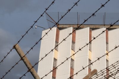 Junger Dresdner wegen Attacken in Fußballszene in U-Haft - Ein Stacheldrahtzaun umzäunt das Gelände einer Justizvollzugsanstalt.