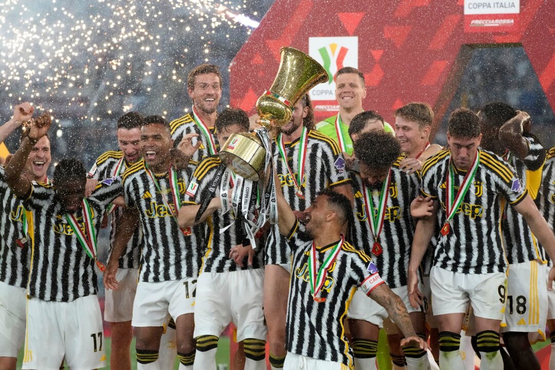 Juventus Turin gewinnt italienischen Pokal - Die Spieler von Juventus Turin feiern: Juventus Turin hat zum 15. Mal den italienischen Fußball-Pokal gewonnen.