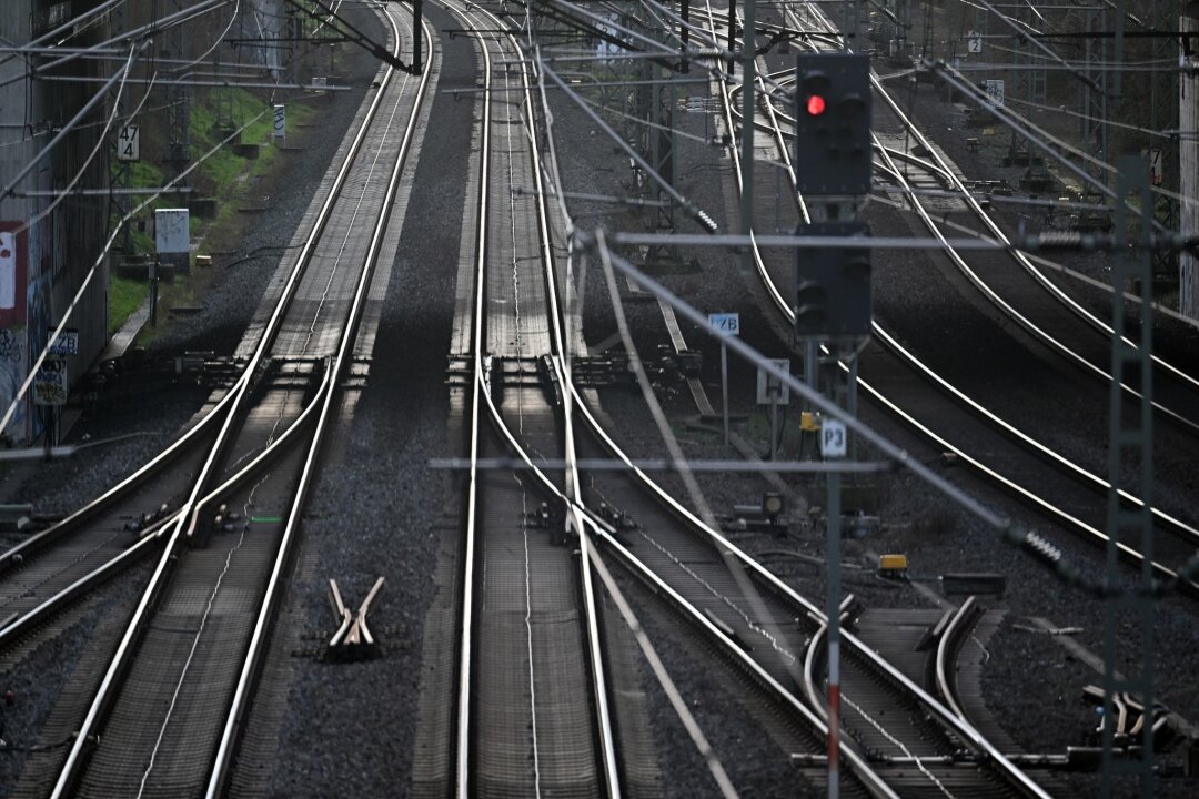 Kabeldiebe legen Zugverkehr im Ruhrgebiet teilweise lahm - Kabeldiebe haben den Zugverkehr in Teilen des Ruhrgebiets und im Norden Nordrhein-Westfalens über Stunden lahmgelegt.