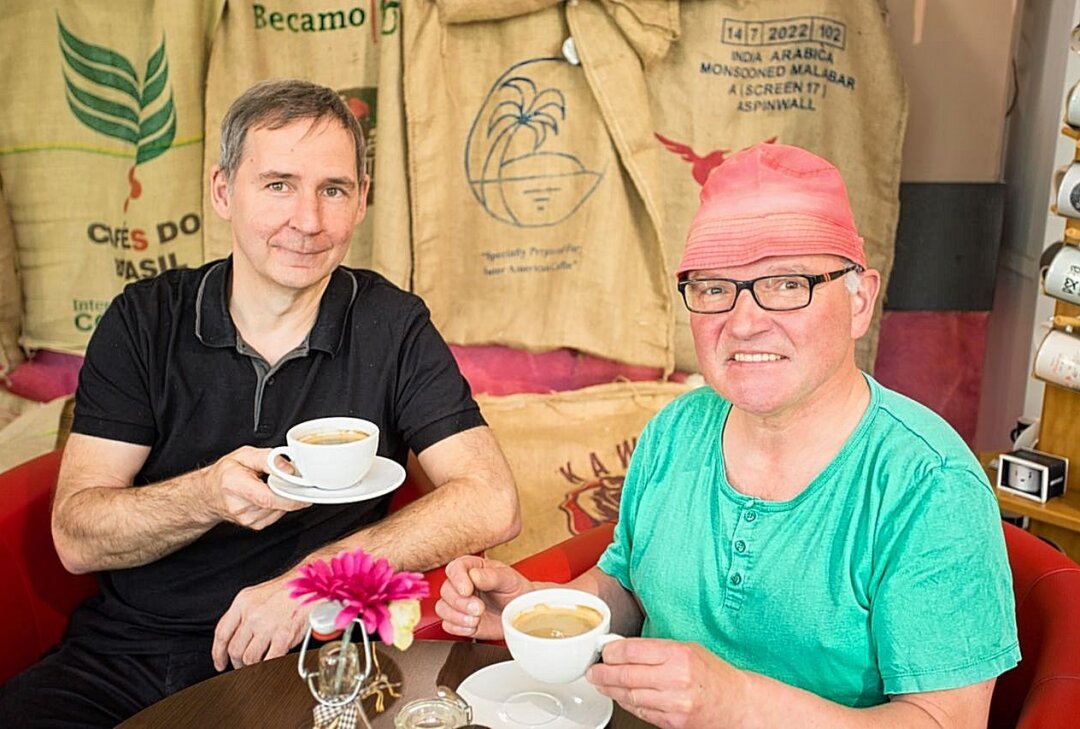 Kaffee-Kurt startet am 1. Mai mit einer "Preßnitztal-Mischung" - André Richter und Steffen Konkol (v.l.) beim Verkosten der Preßnitztal-Kaffeemischung in Zwickau. Foto: Jan Görner