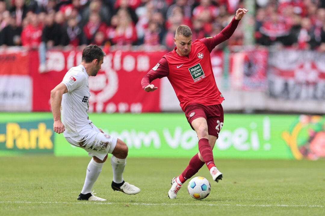 Kaiserslautern verpasst wichtigen Sieg gegen Wiesbaden - FCK-Profi Filip Stojilkovic (r) behauptet den Ball gegen Wiesbadens Sascha Mockenhaupt.