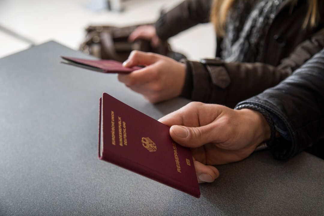 Keine Passkontrolle bei Flügen nach Rumänien und Bulgarien - Die Passkontrolle am Flughafen kann dauern - ärgerlich, wenn die Zeit drängt.