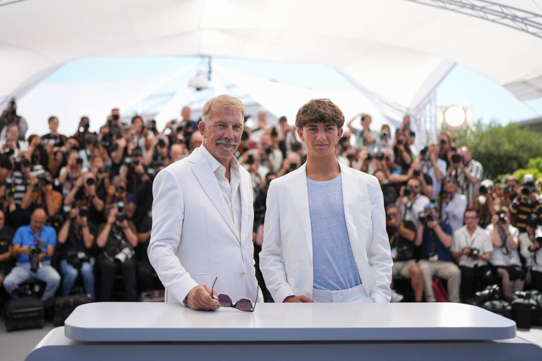 Kevin Costner hat Sohn nach einer Filmrolle benannt - Schauspieler Kevin Costner (l) und sein Sohn Hayes bei den 77. Internationalen Filmfestspielen in Cannes.