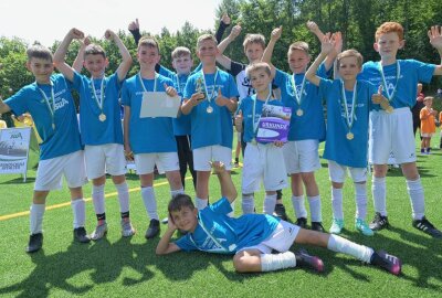 Kicker der Grundschule Zschorlau gewinnen Veilchenstrom-Cup - Den Pokal gewonnen haben die Jungs der Grundschule Zschorlau. Foto: Ralf Wendland
