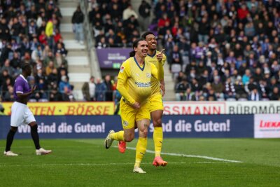 Kiel besiegt im Nordderby den HSV - Düsseldorf schlägt Fürth - Der Braunschweiger Torschütze Rayan Philippe (M.) feierte seinen Treffer mit dem Ball unter dem Trikot.