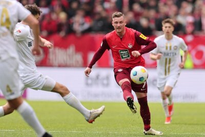 Kiel besiegt im Nordderby den HSV - Düsseldorf schlägt Fürth - Kaiserslauterns Marlon Ritter beim Spielaufbau.