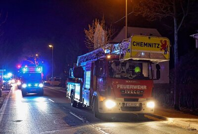 Kinderwagenbrand führt zu Rauchgasvergiftungen - In der Oberfrohnaer Straße war ein im Hausflur stehender Kinderwagen abgebrannt. Foto: Harry Härtel