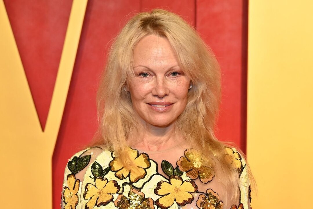 Kino-Comeback: Pamela Anderson kehrt für Remake von Kultfilm zurück - Im Film-Remake von "Die nackte Kanone" wagt sich Pamela Anderson zurück auf die Kinoleinwand.