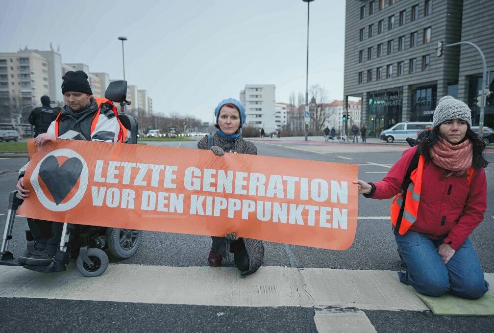 Klima-Kleber tricksten Polizei bei doppelter Blockade in Dresden aus - Erneut haben sich Aktivisten der umstrittenen Gruppe "Letzte Generation" am Montagnachmittag auf eine wichtige Verkehrsstraße geklebt. Foto: xcitepress