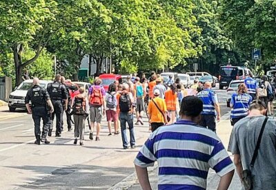 Klimaaktivisten "Letzte Generation" demonstrieren in Chemnitz - Am Donnerstag gab es gegen 14 Uhr in Chemnitz eine Klimaaktion der Klimaaktivisten "Letzte Generation", um gegen die Klimakrise zu protestieren. Foto: Harry Härtel