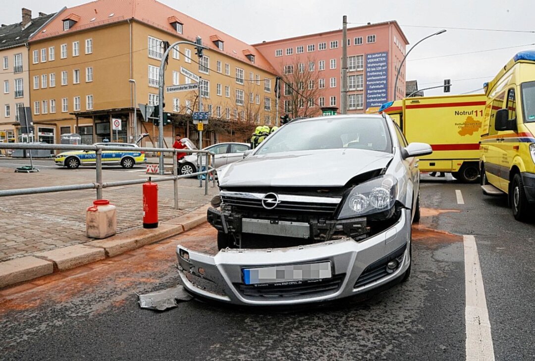 Kreuzungscrash in Chemnitz: Drei Personen werden verletzt - Bei einem Unfall in Chemnitz werden drei Personen verletzt. Foto: ChemPic