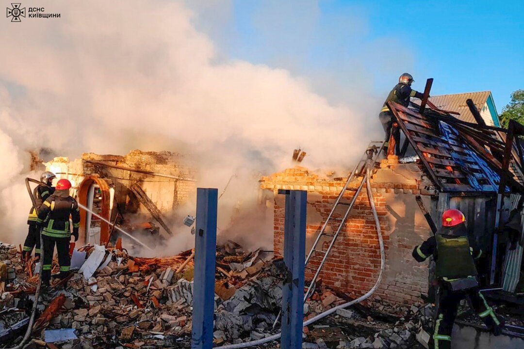 Krieg gegen die Ukraine: So ist die Lage - Rettungskräfte sind nach einem russischen Raketenangriff in der Region Kiew an einem beschädigten Gebäude im Einsatz.