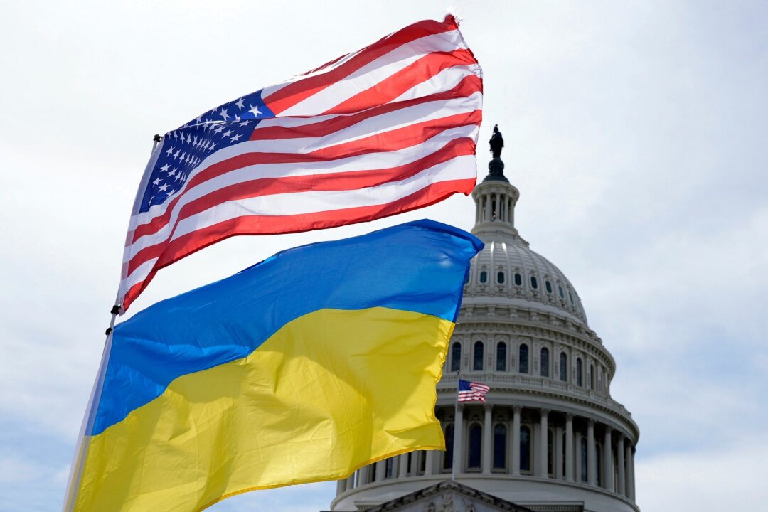 Krieg gegen die Ukraine: So ist die Lage - Die US-amerikanische und die ukrainische Flagge wehen vor dem Kapitol in Washington im Wind. Das Pentagon will Kiew bei der Luftverteidigung unterstützen und auch Artilleriemunition liefern.