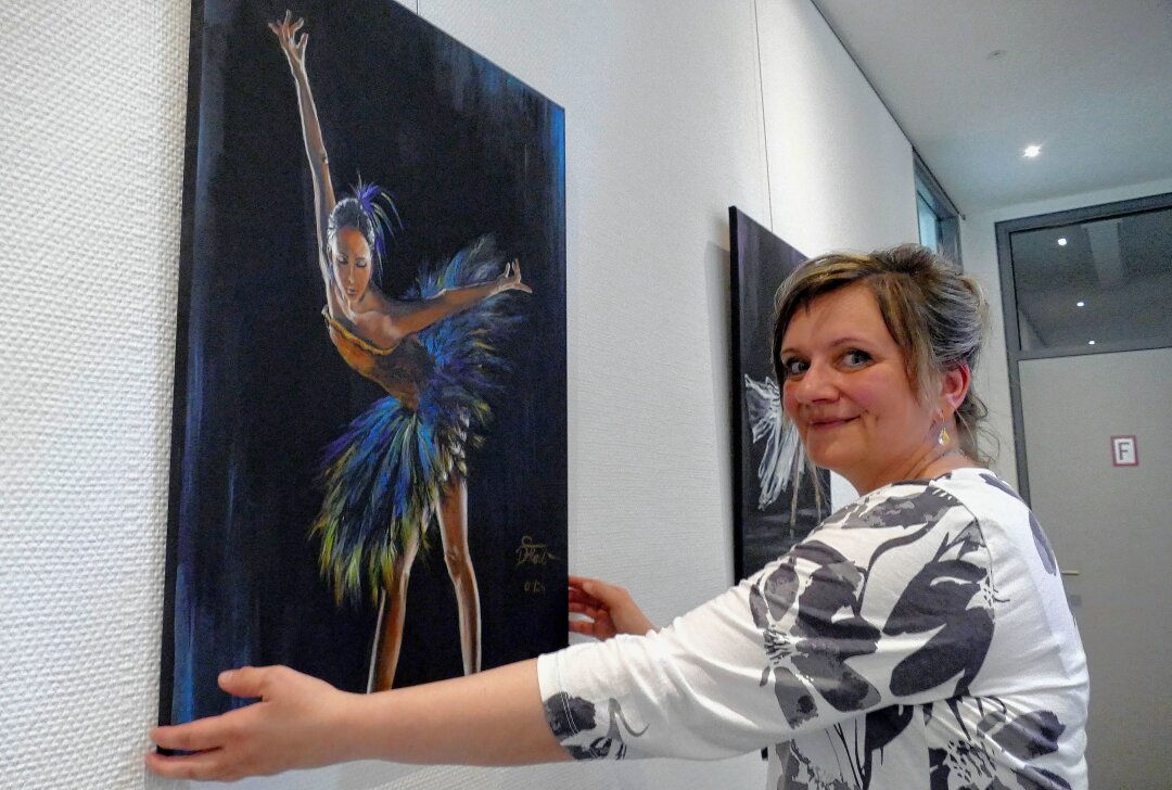 Künstlerin vermittelt in Zschopau die "Faszination: Frau" - Seit 2001 sind die Gemälde von Doreen Fiedler in Ausstellungen zu sehen. Foto: Andreas Bauer