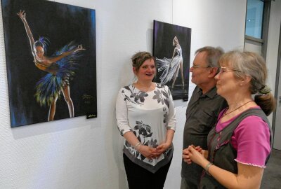 Künstlerin vermittelt in Zschopau die "Faszination: Frau" - Bei der Eröffnung in Zschopau begrüßte die Künstlerin auch Mitglieder ihrer Malzirkel. Foto: Andreas Bauer