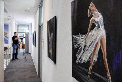 Künstlerin vermittelt in Zschopau die "Faszination: Frau" - Verteilt sind die Werke auf drei Etagen. Foto: Andreas Bauer