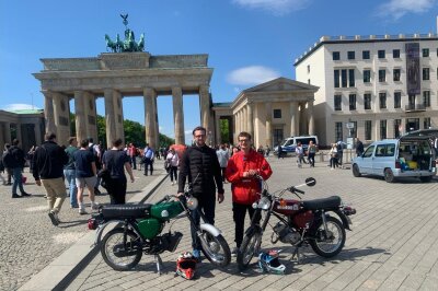 Kult trifft Innovation: Chemnitzer Simson-Verleih plant Umstellung auf E-Motoren - Um die Leistung des neuen Elektromotors zu prüfen, unternahm das Team von Simson Leasing eine ausgiebige Stadtrundfahrt durch Berlin mit einem e-Moped.
