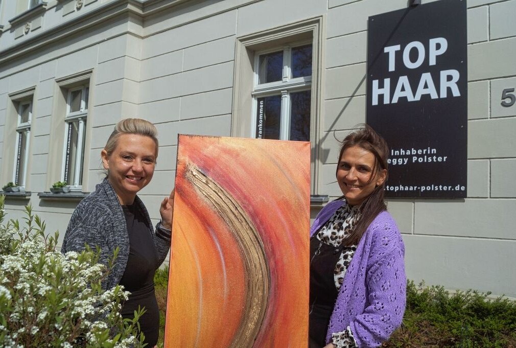 "Kunst für Herz und Seele" in Glauchauer Friseursalon - Peggy Polster (links) freut sich über die Ausstellung von Daisyre Dizaja Duck bei Top-Haar in Glauchau. Foto: Holger Frenzel