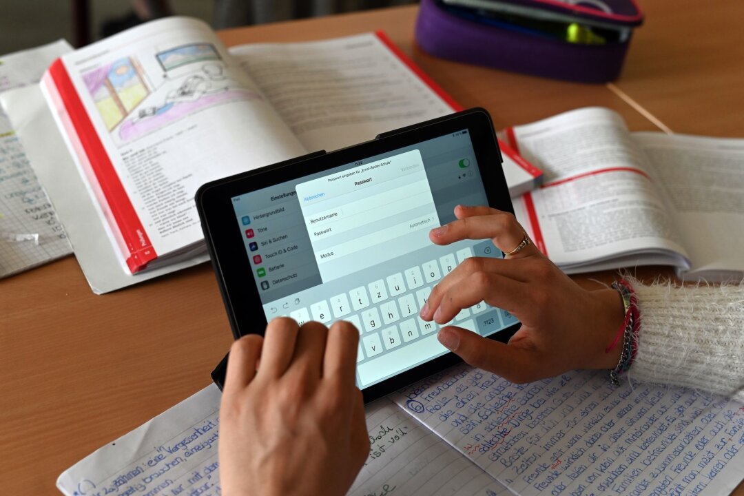 Länder machen Druck bei Digitalpakt 2.0 für Schulen - Der Digitalpakt war mit zunächst fünf Milliarden Euro beziffert. Im Zuge von Corona wurde das Programm aber auf 6,5 Milliarden aufgestockt, um Tablets, Laptops und Administratoren zu finanzieren.