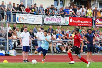 Last-Minute-Tor beschert Marienberg den Oberliga-Aufstieg - Mit 225 Zuschauern war die Kulisse diesmal größer als sonst. Foto: Andreas Bauer