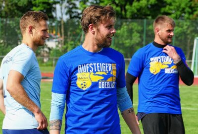 Last-Minute-Tor beschert Marienberg den Oberliga-Aufstieg - Die vom Verein organisierten Aufstiegs-Shirts konnten endlich übergestreift werden. Foto: Andreas Bauer