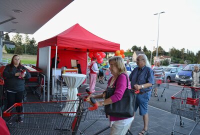 Lebensmittel-Discounter eröffnet hochmodernen Markt in Schönfels - Gleich nach Eröffnung herrschte viel Betrieb. Foto: Jürgen Sorge
