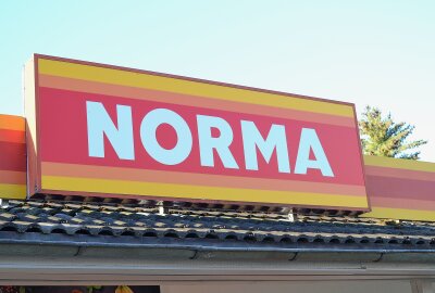 Lebensmittel-Discounter komplett neu eingerichtet - Die Norma-Filiale an der Glösaer Straße hat nach dreiwöchigen UMbau jetzt wieder geöffnet. Foto:. Jürgen Sorge