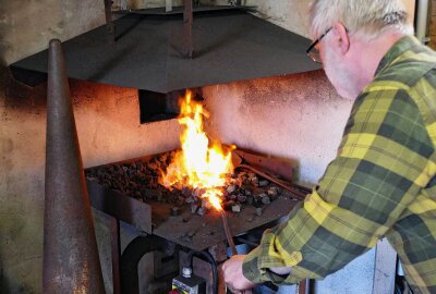 Leidenschaft für das Schmiedehandwerk: Erzgebirger lädt Besucher in Werkstatt ein - Das Feuer ist nötig, um den Stahl auf etwa 1300 Grad zu erhitzen. Foto: Andreas Bauer
