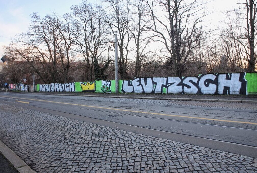 Leipzig: Polizei erwischt Gruppe bei Anbringen von 50 Meter großem Graffiti - Eine Gruppe von zirka 20 Personen sprüte dieses rund 50 Meter große Graffiti. Foto; Christian Grube