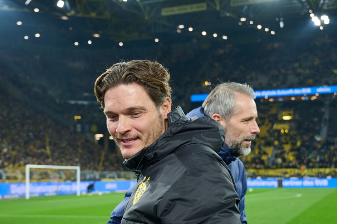 Leipzigs Bilanz in Top-Spielen: Ein Aussetzer in Stuttgart - Dortmunds Trainer Edin Terzic (l) und Trainer Marco Rose gehen vor dem Spiel am Spielfeldrand entlang.