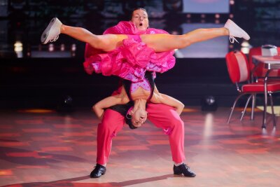 "Let's Dance": Eine Popsängerin muss abtanzen - Gabriel Kelly und Malika Dzumaev mit Akrobatikeinlage.