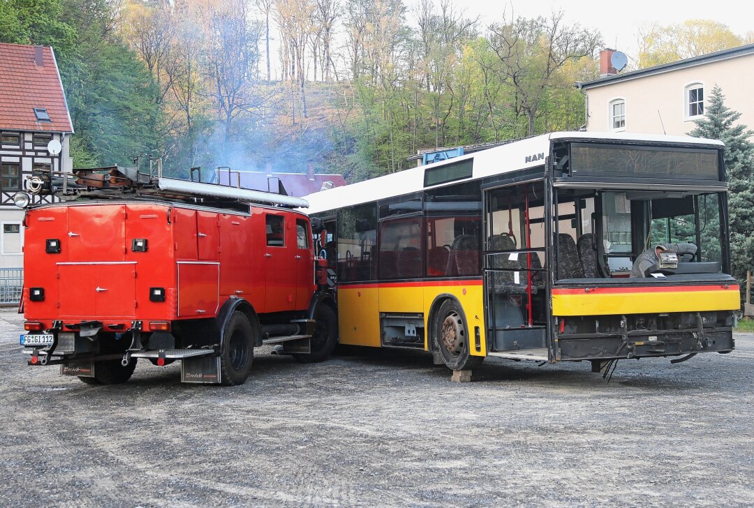 Lichtenwalde: Linienbus kollidiert mit Feuerwehr-Einsatzfahrzeug - Das Szenario: Ein Linienbus war mit einem Einsatzfahrzeug der Freiwilligen Feuerwehr kollidiert. Foto: Knut Berger