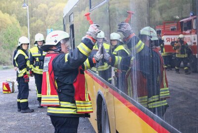 Lichtenwalde: Linienbus kollidiert mit Feuerwehr-Einsatzfahrzeug - Es ging darum. Personen aus dem, Bus zu retten..... Foto: Knut Berger