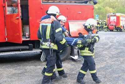 Lichtenwalde: Linienbus kollidiert mit Feuerwehr-Einsatzfahrzeug - ...und diese in Sicherheit zu bringen. Foto: Knut Berger