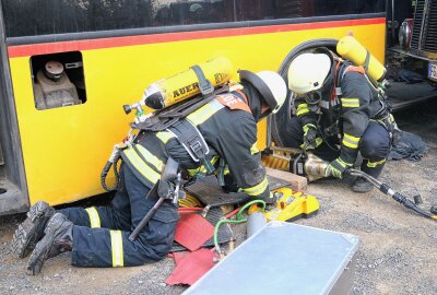 Lichtenwalde: Linienbus kollidiert mit Feuerwehr-Einsatzfahrzeug - Dabei kamen auch Geräte für die Technische Hilfeleistung zum Einsatz. Foto: Knut Berger