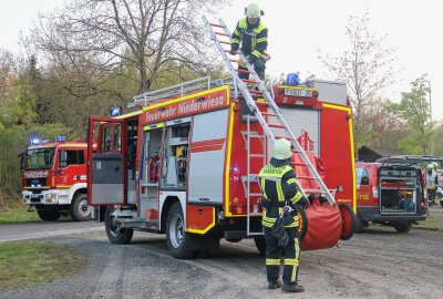 Lichtenwalde: Linienbus kollidiert mit Feuerwehr-Einsatzfahrzeug - Knapp 40 Einsatzkräfte waren dabei. Foto: Knut Berger