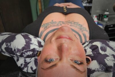 Live dabei, wenn ein Tattoo entsteht: Studio im Erzgebirge gibt hautnahen Einblick - Josie glaubt fest daran, dass der Schmerz, der beimTätowieren entsteht, ausgeblendet werden kann.