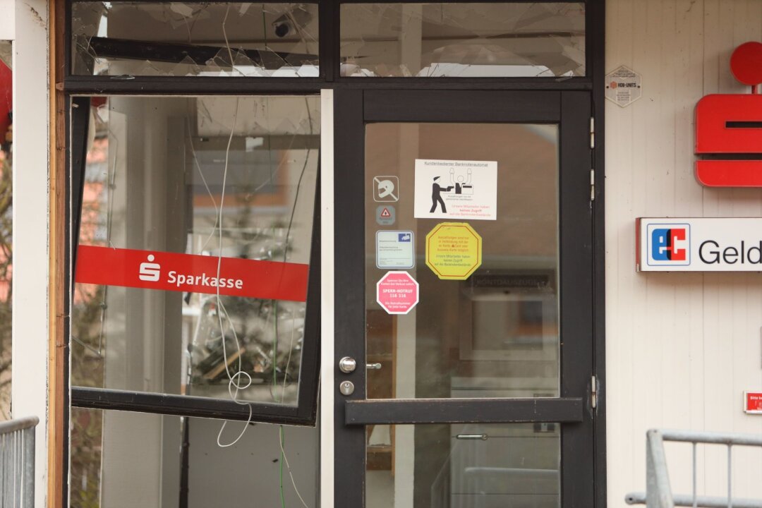 LKA Sachsen im Dialog mit Kreditinstituten - Ein Geldautomat ist bei einer Explosion zerstört worden.