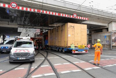 LKW bleibt unter Brücke stecken: Massive Verkehrsbehinderungen - In Dresden blieb ein Schwerlasttransport an einer Bahnunterführung hängen. Foto: Roland Halkasch