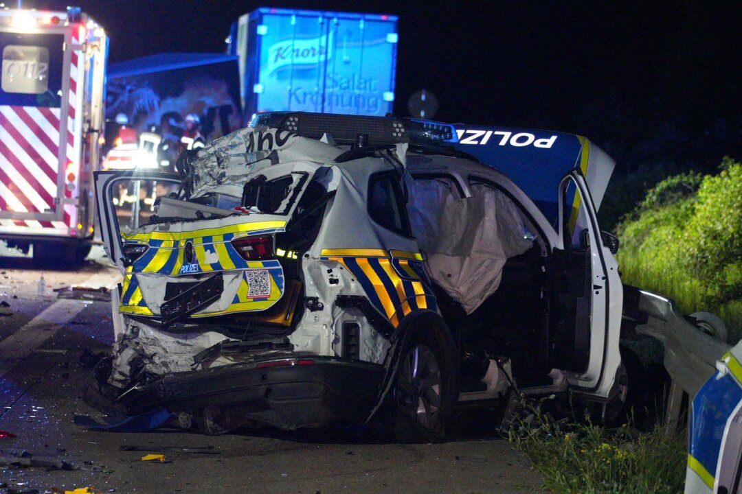 Lkw fährt auf A9 in Unfallstelle: Ein Toter - Ein Laster ist in der Nacht auf der Autobahn A9 in eine Unfallstelle gefahren - ein Mensch ist dabei gestorben.