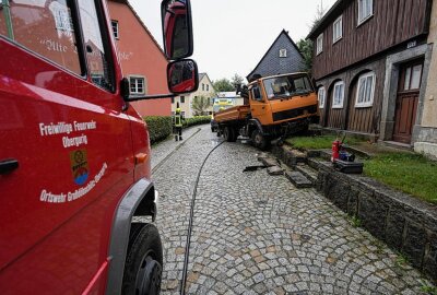 LKW kommt von Straße ab und prallt gegen Steinmauer - In Obergurig kam es zu einem Unfall mit einem LKW. Foto: Lausitznews.de/ Jens Kaczmarek