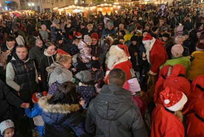 Lößnitzer Weihnachtsmarkt lockt in die Innenstadt am Wochenende - Der 333.Lößnitz Weihnachtsmarkt ist eröffnet und lockt auch heute und morgen Besucher in die Innenstadt. Foto: Ralf Wendland