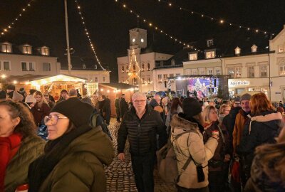 Lößnitzer Weihnachtsmarkt lockt in die Innenstadt am Wochenende - Der 333.Lößnitz Weihnachtsmarkt ist eröffnet und lockt auch heute und morgen Besucher in die Innenstadt. Foto: Ralf Wendland