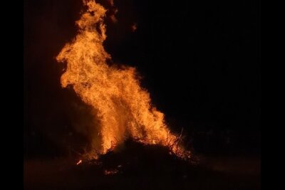 Maibaumsetzen: Wie in der Gemeinde Taura der Frühling begrüßt wird -  Danach erhellte ein Brauchtumsfeuer den Nachthimmel, bevor um 22 Uhr Feuerwerk den Abschluss krönte.
