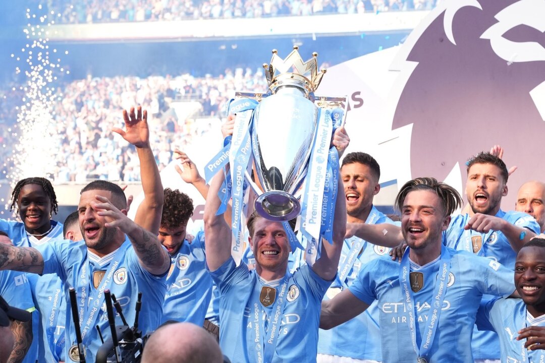 Manchester City erneut englischer Fußball-Meister - Kevin De Bruyne und seine Mitspieler nehmen den Pokal in Empfang.