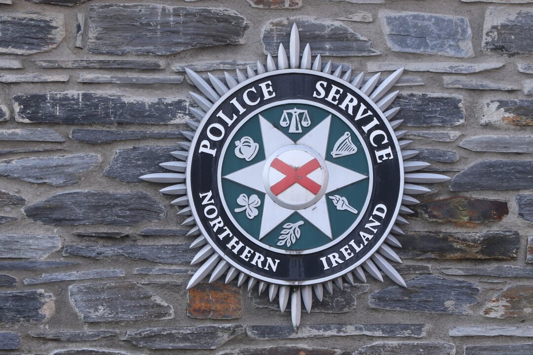 Mann in Nordirland an Zaun genagelt - Das Logo des Police Service of Northern Ireland.