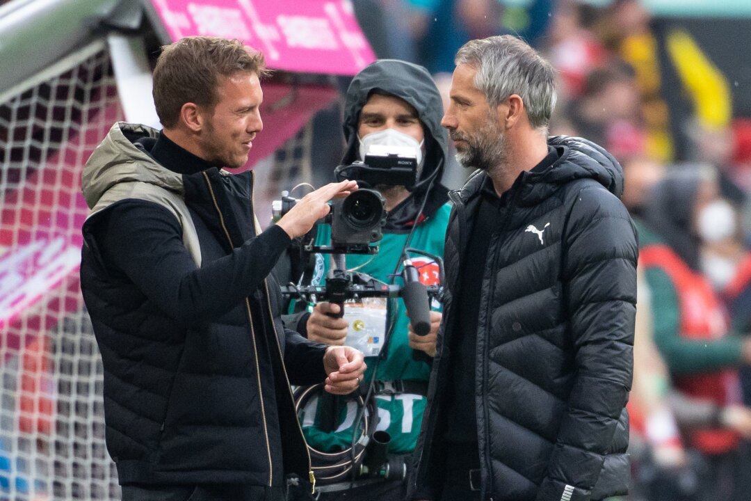 Marco Rose lobt DFB für Nagelsmann-Vertrag - Trainer Julian Nagelsmann (l) von München und Trainer Marco Rose von Dortmund stehen vor dem Spiel zusammen.